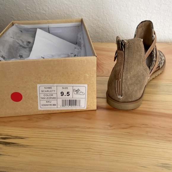 Women’s Very G Leopard/Tan Sandals - Picture 2 of 3